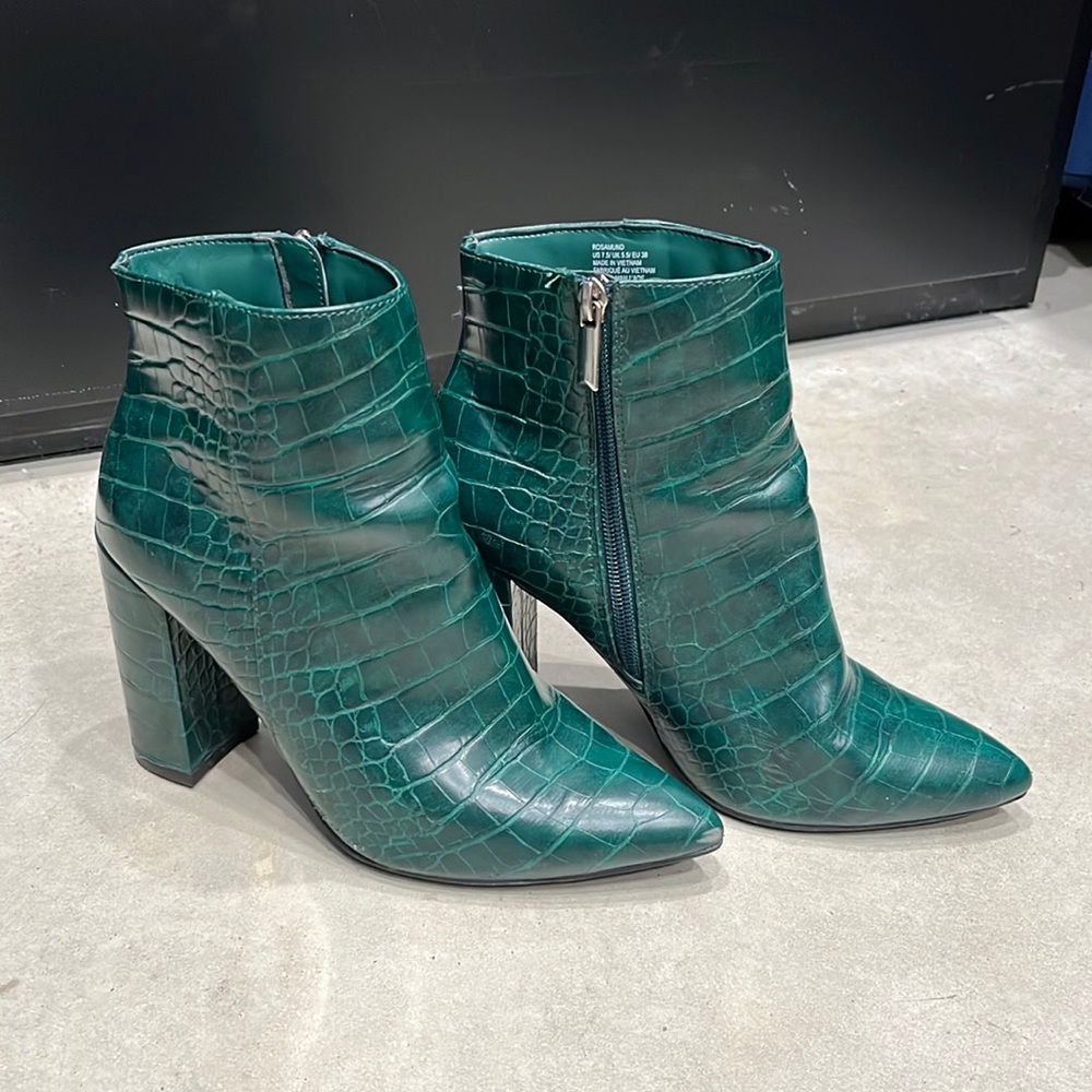 Size 7.5 Green Snake Booties